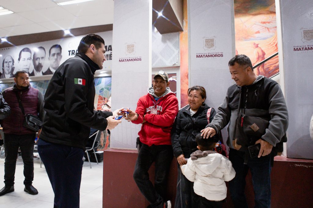 Imagen-de-WhatsApp-2025-02-14-a-las-18.45.00_ddbb1e14-1024x683 Celebra alcalde Alberto Granados el "Día del Amor y la Amistad" con detalles para los matamorenses