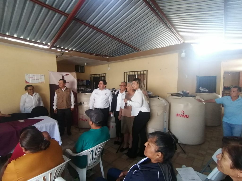 Imagen-de-WhatsApp-2025-03-30-a-las-13.24.00_3ec2575d-1024x768 Apoya ITAVU desarrollo social con dotación de tinacos