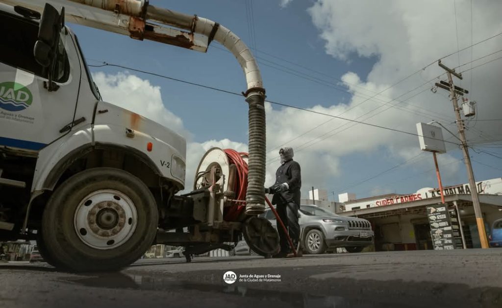 IMG-20250610-WA0079-1024x629 Gobierno municipal realiza labores de limpieza con camión vactor en la colonia El Saucito