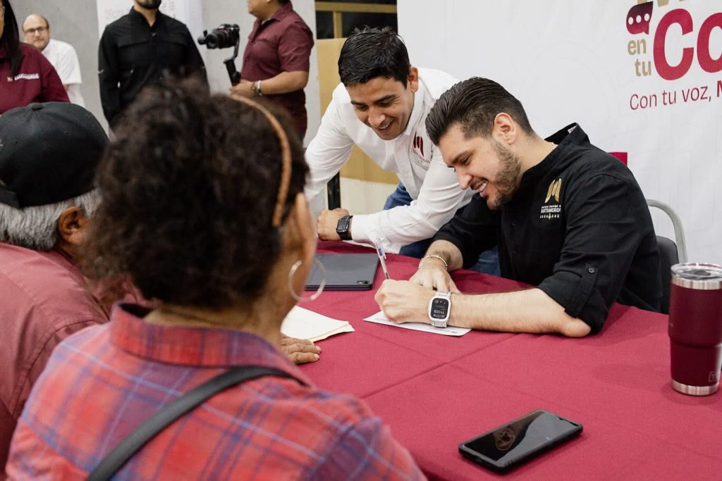 IMG-20250625-WA0005-1024x683 En audiencia pública, se hace entrega de lentes gratuitos; programa que habrá de continuar