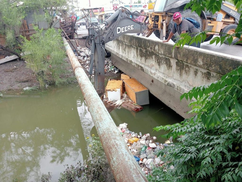 IMG-20250702-WA0047-1024x770 Encuentran refrigerador durante limpieza del dren de la Colonia Benito Juárez