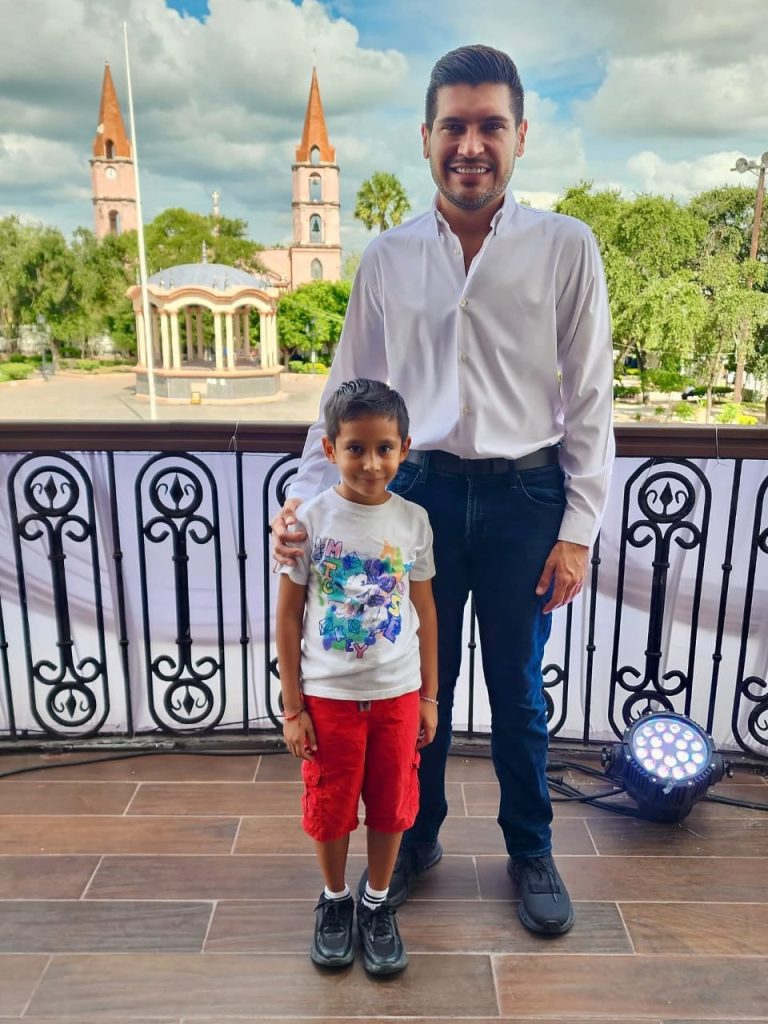 IMG-20250915-WA0002-768x1024 Con gran emoción, Sofía y Mateo visitan al alcalde Beto Granados en la Presidencia Municipal