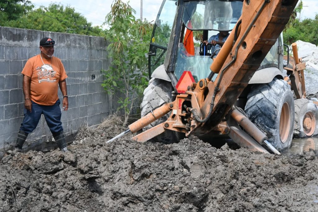 IMG-20251002-WA0060-1024x682 Gobierno de Beto Granados repara fuga de agua en el Fraccionamiento Los Encinos