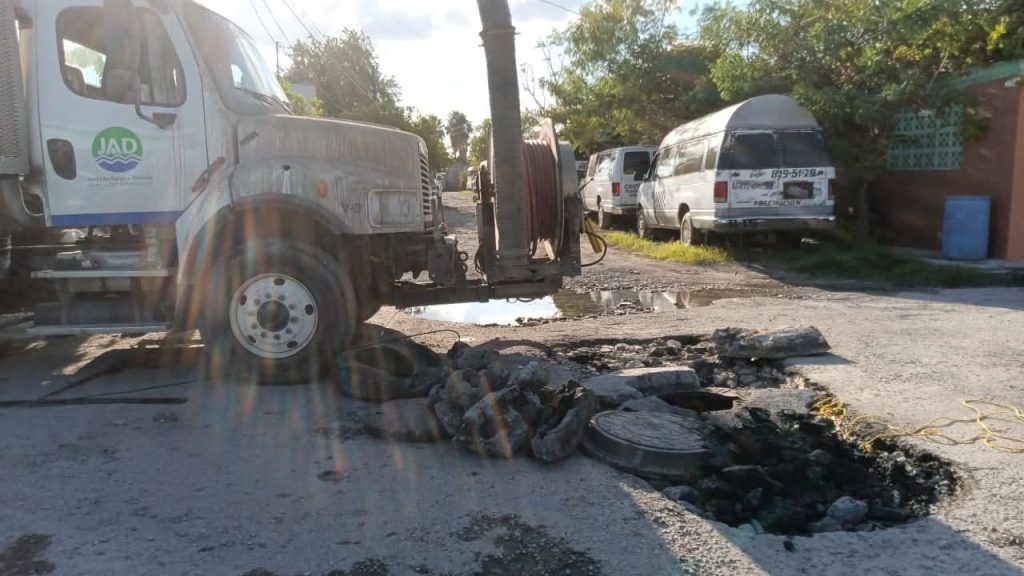 IMG-20251003-WA0020-1024x576 Gobierno de Beto Granados realiza limpieza de pozos de visita en la colonia Las Torres