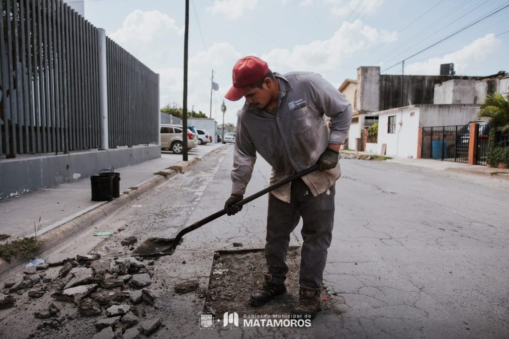 Imagen-de-WhatsApp-2025-10-04-a-las-16.25.43_134762f9-1024x682 Gobierno de Beto Granados mejora vialidades en la Avenida Solidaridad y colonias de Matamoros