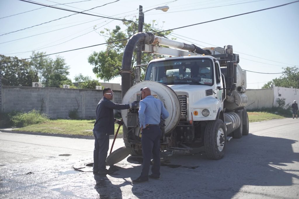 Imagen-de-WhatsApp-2025-10-31-a-las-11.01.40_4089d0da-1024x684 Realiza municipio trabajos de desazolve en la Sección 16 y mejora el sistema de drenaje