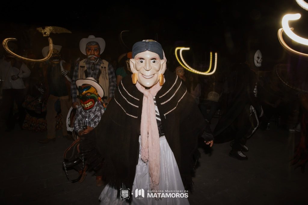 Imagen-de-WhatsApp-2025-10-31-a-las-19.30.35_00b9c1f6-1024x683 Demostración de comparsas de Xantolo en la Plaza Principal en el marco del Festival de la Huesuda