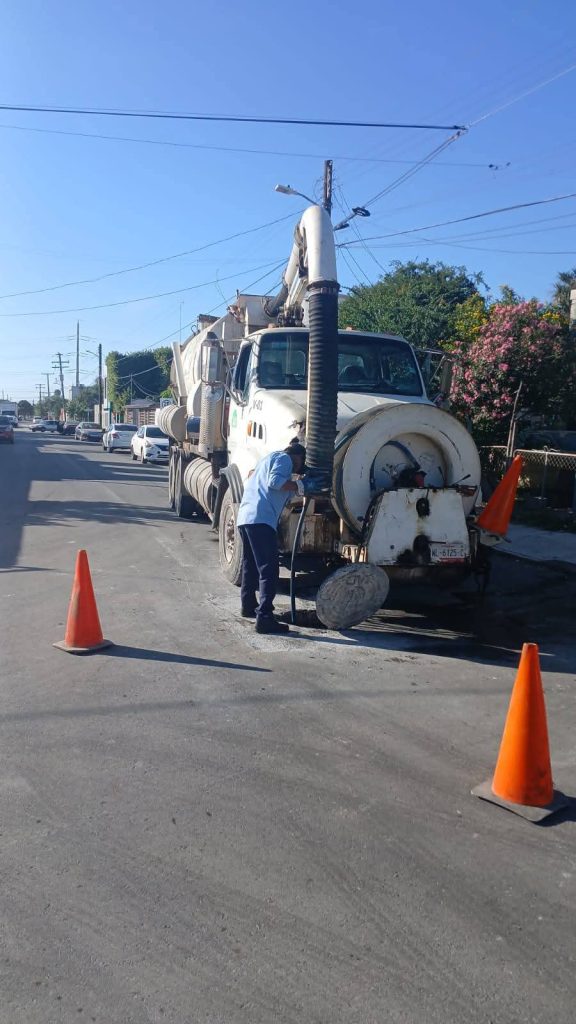 Imagen-de-WhatsApp-2025-11-13-a-las-11.15.35_f9fb4a6e-576x1024 Gobierno de Matamoros realiza limpieza y desazolve en la colonia Rodríguez