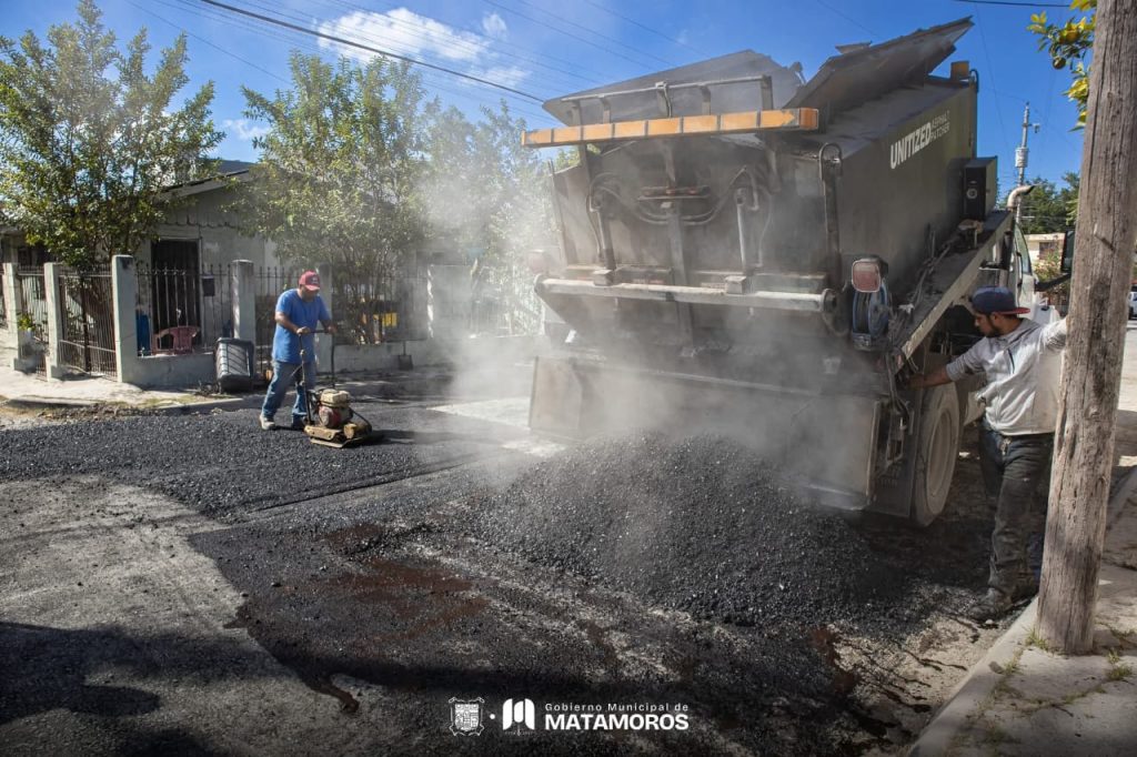 Imagen-de-WhatsApp-2025-11-13-a-las-21.13.35_ec4f0651-1024x682 Gobierno municipal realiza trabajos de rehabilitación vial en múltiples colonias de Matamoros