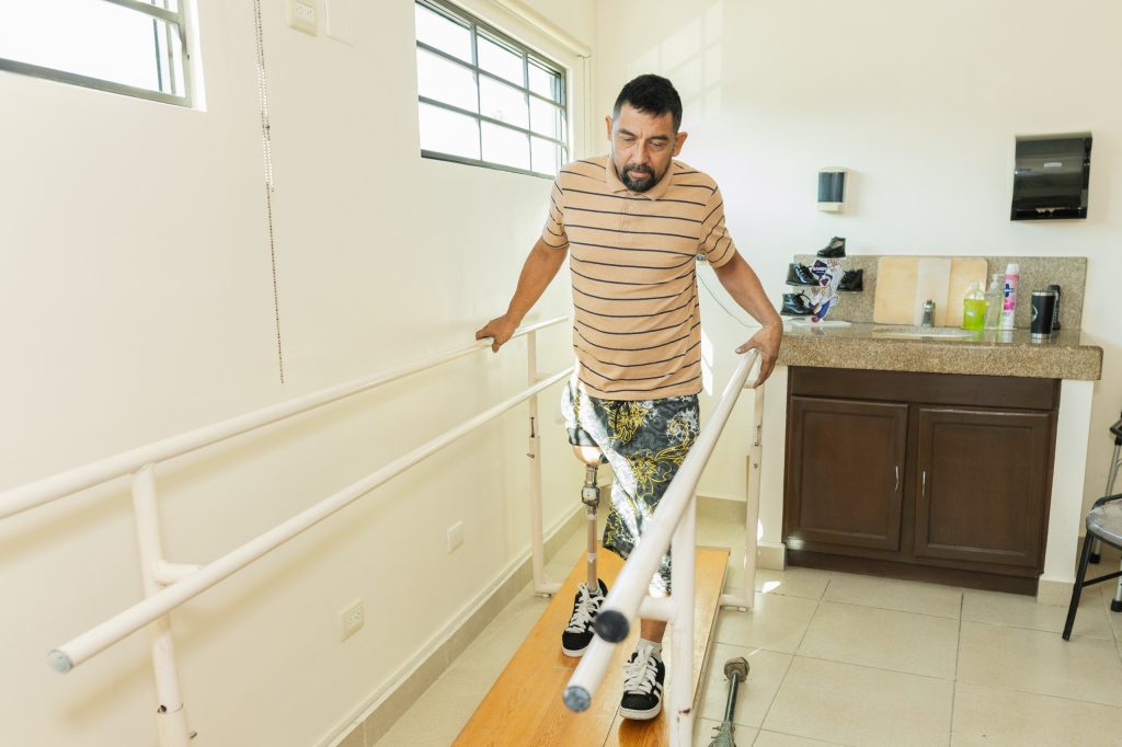 Imagen-de-WhatsApp-2025-11-27-a-las-15.52.52_41da3650-1024x682 En coordinación con el Sistema DIF Estatal, se realizó entrega de 7 prótesis de extremidad inferior a pacientes del CRI Matamoros