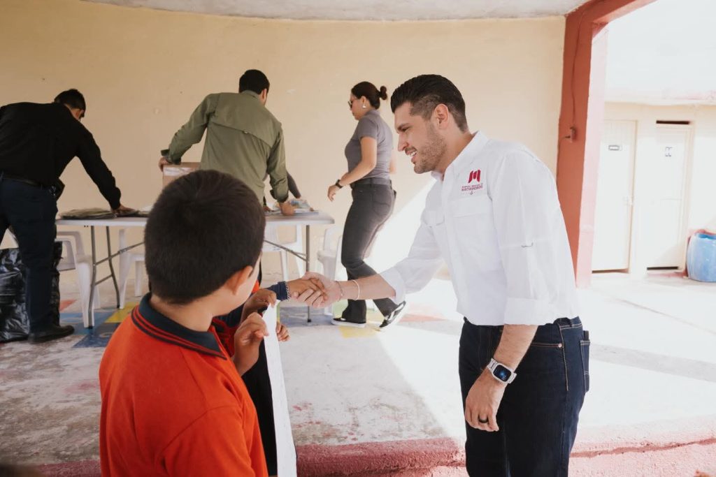 Imagen-de-WhatsApp-2025-11-29-a-las-07.02.40_3dbf6729-1024x683 Impulsa Beto Granados la educación en El Mezquital con entrega de útiles escolares