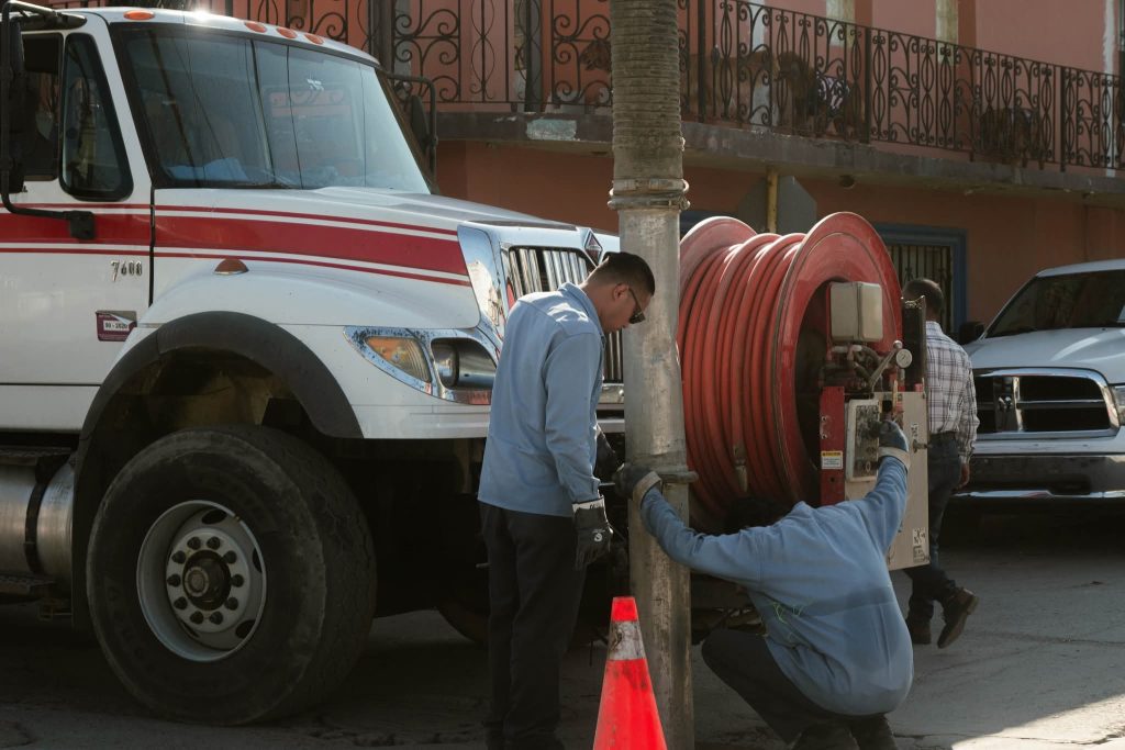 Imagen-de-WhatsApp-2025-11-29-a-las-12.01.50_288932d2-1024x683 Avanzan trabajos de mantenimiento en drenaje sanitario de la Zona Centro