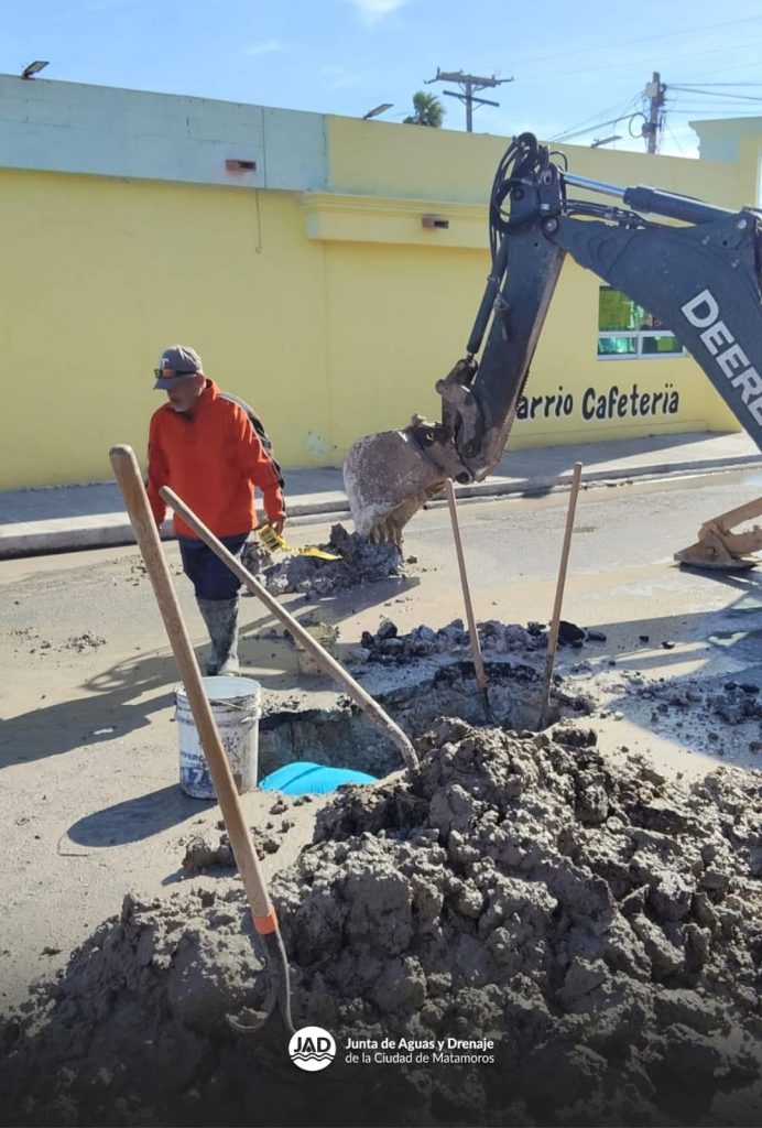 IMG-20251209-WA0018-692x1024 Reparan fuga de agua en la Zona Centro por instrucción del alcalde Beto Granados