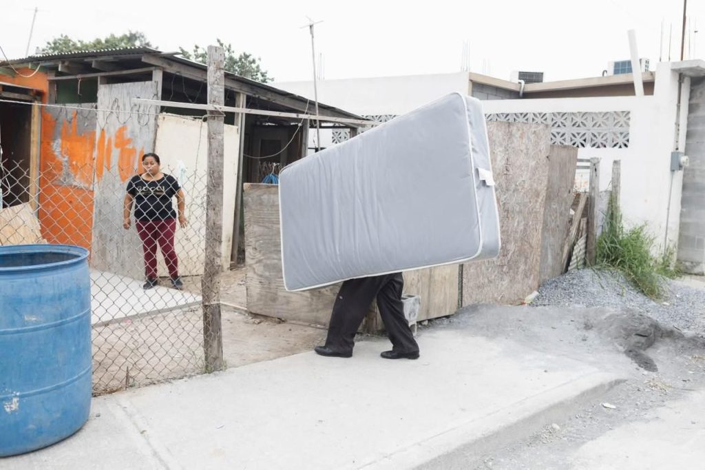 Imagen-de-WhatsApp-2025-12-04-a-las-12.20.46_8d7f420e-1024x682 DIF Matamoros brinda apoyo a familia afectada por incendio en la colonia 27 de Febrero