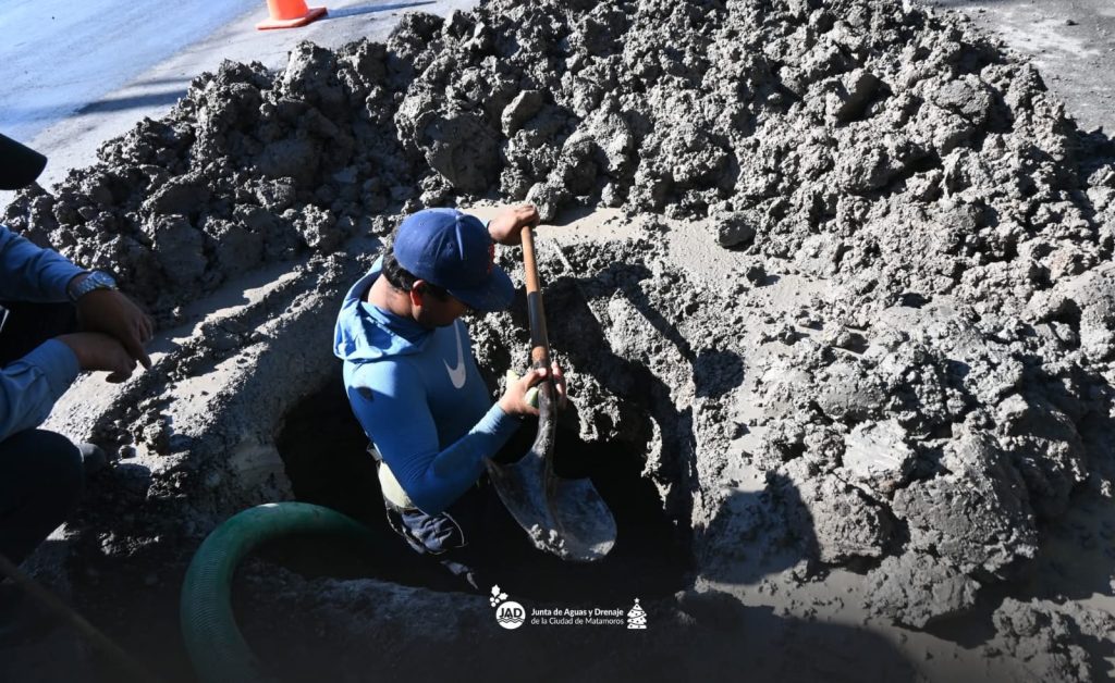 Imagen-de-WhatsApp-2025-12-12-a-las-11.02.13_9c872742-1024x628 Repara Gobierno de Beto Granados fuga de agua en la colonia Moderna