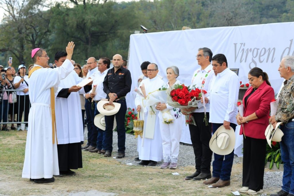 Imagen-de-WhatsApp-2025-12-12-a-las-20.23.42_62419dd7-1024x682 Entregan Américo y María escultura monumental de la Virgen de la Misericordia en El Chorrito