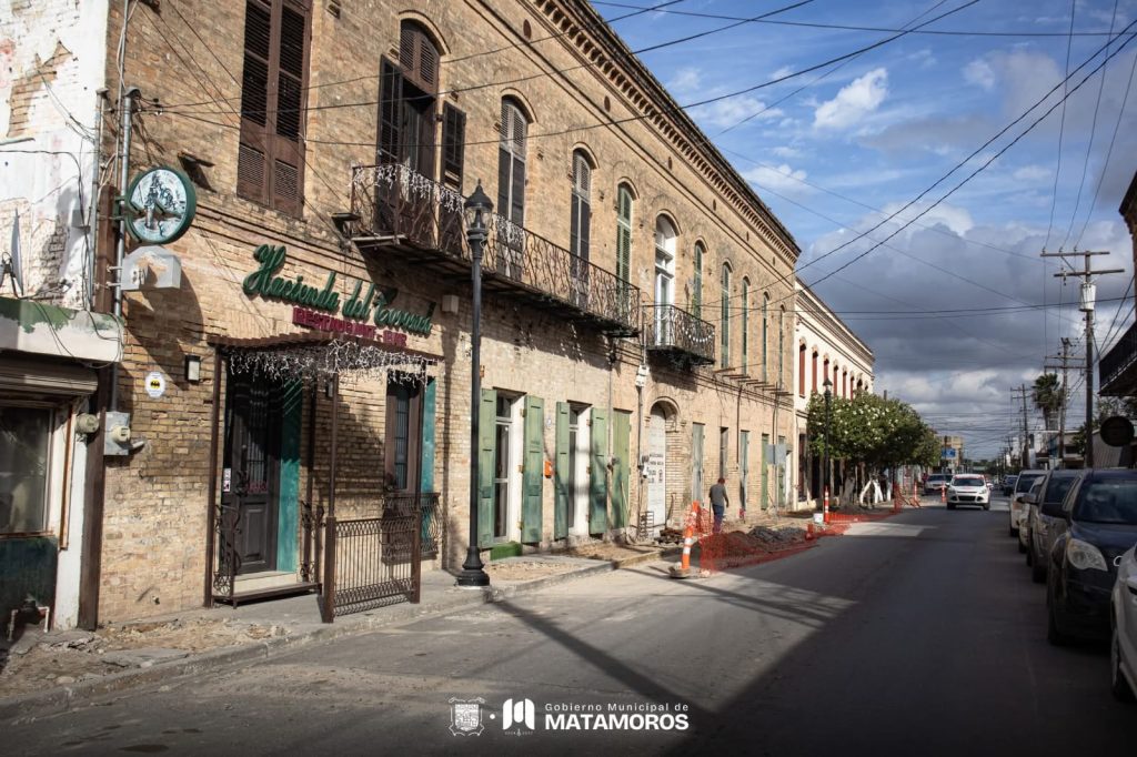 Imagen-de-WhatsApp-2025-12-18-a-las-16.08.16_aa76d531-1024x682 Gobierno de Beto Granados impulsa rehabilitación de banquetas en el Centro de Matamoros