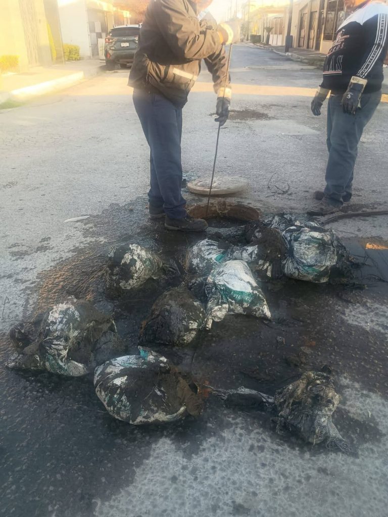 IMG-20260103-WA0003-768x1024 Atiende gobierno de Beto Granados taponamiento de drenaje en la colonia Mariano Matamoros