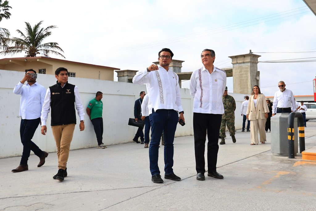 WhatsApp-Image-2026-03-29-at-6.31.56-PM-1024x683 Supervisa gobernador operaciones y despacho de la Gasolinera del Pueblo