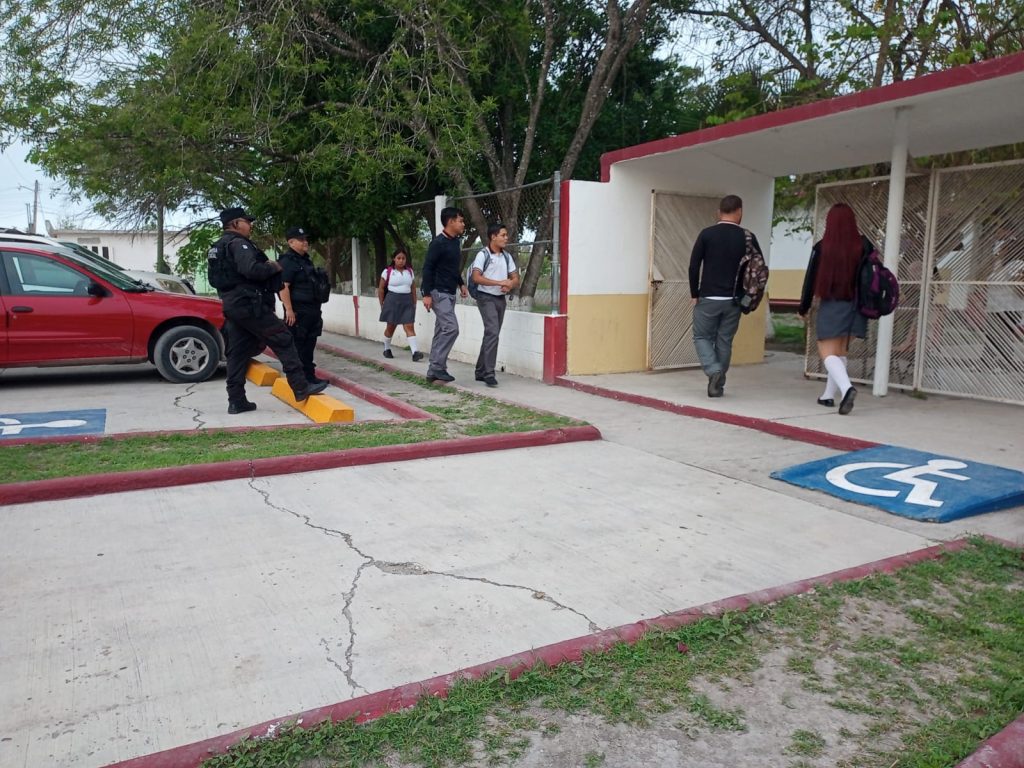 IMG-20260423-WA0003-1024x768 Secundarias y preparatorias con vigilancia permanente a través de operativo “Escuela Segura”