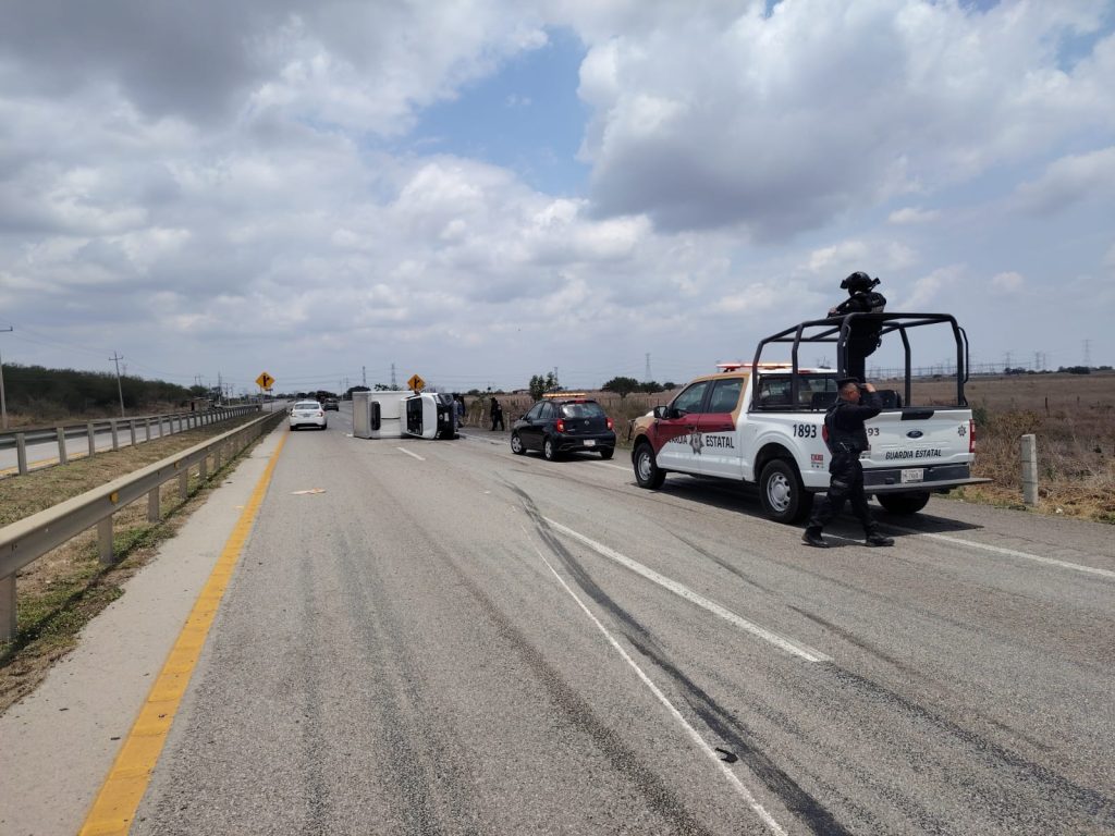 WhatsApp-Image-2026-04-22-at-2.11.03-PM-1-1024x768 Alerta: Circulación parcialmente suspendida en la Carretera Federal 80 por volcadura