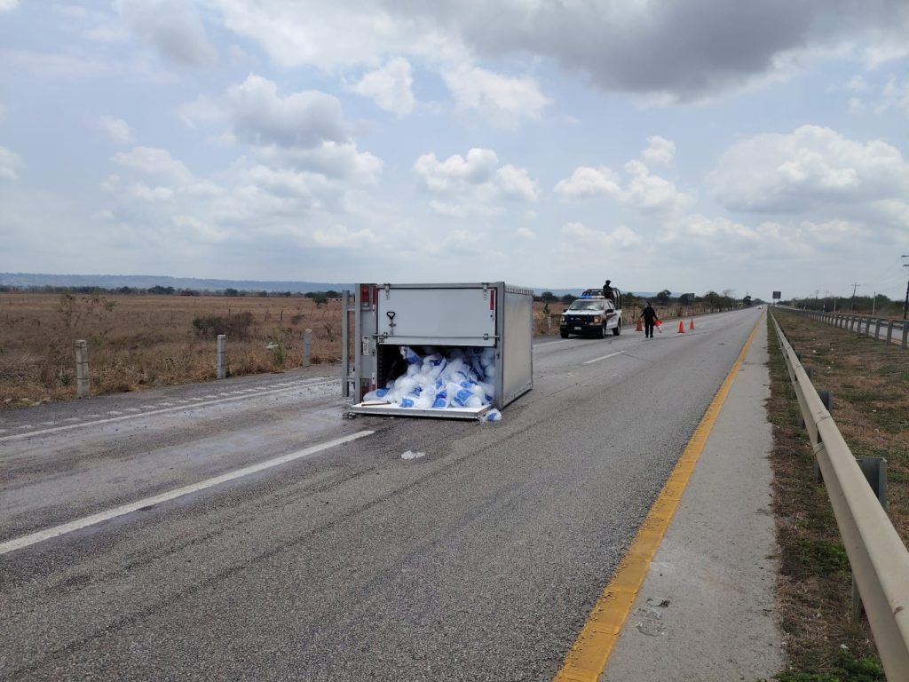 WhatsApp-Image-2026-04-22-at-2.11.03-PM-1024x768 Alerta: Circulación parcialmente suspendida en la Carretera Federal 80 por volcadura