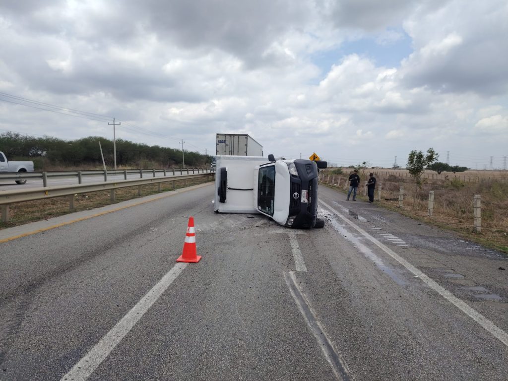 WhatsApp-Image-2026-04-22-at-2.11.03-PM-2-1024x768 Alerta: Circulación parcialmente suspendida en la Carretera Federal 80 por volcadura